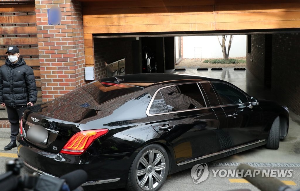 자택 들어가는 MB 차량