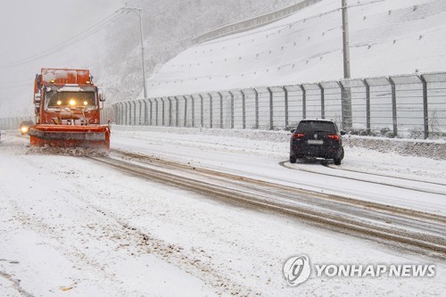 강원 대설특보 확대…내린 눈 밤새 얼어 빙판길 예상