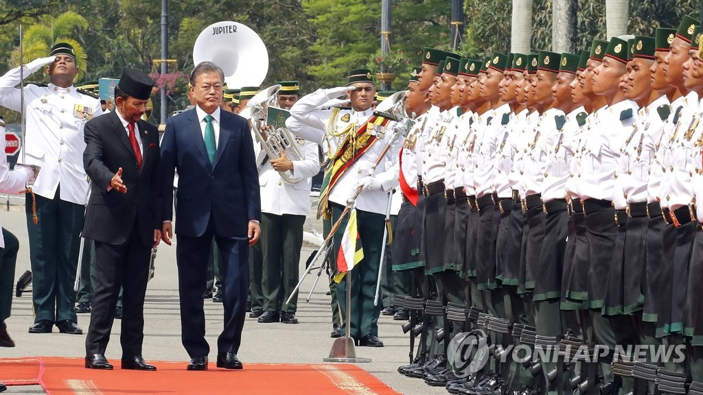 Sultan Hassanal Bolkiah of Brunei (2nd from L) and South Korean President Moon Jae-in (3rd from L) jointly inspect Brunei's honor guard in a welcome ceremony held March 11, 2019, for the visiting South Korean leader, who is on a three-day state visit to Brunei. (Yonhap)