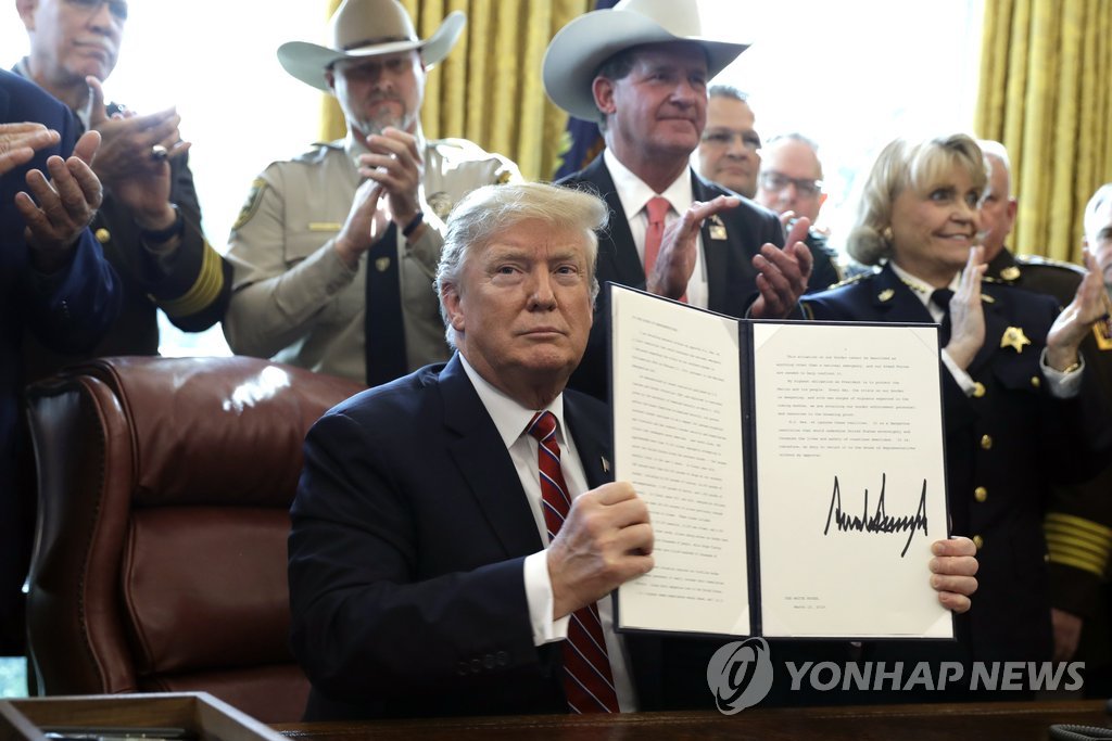 '비상사태 무력화 의회 결의안'에 거부권 행사한 트럼프