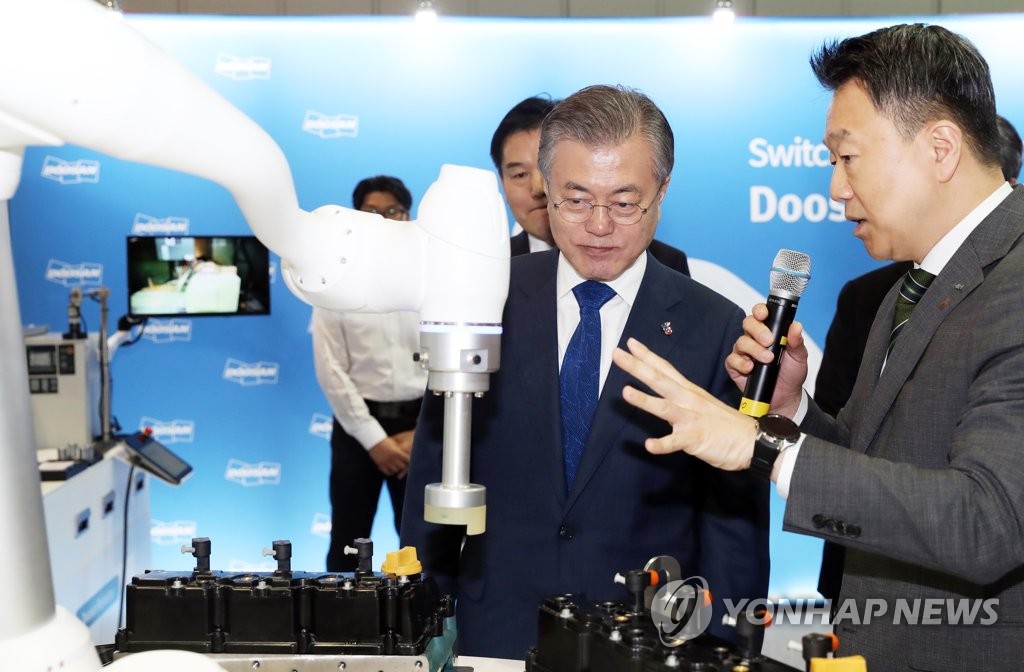(LEAD) Moon calls for efforts to develop robot industry