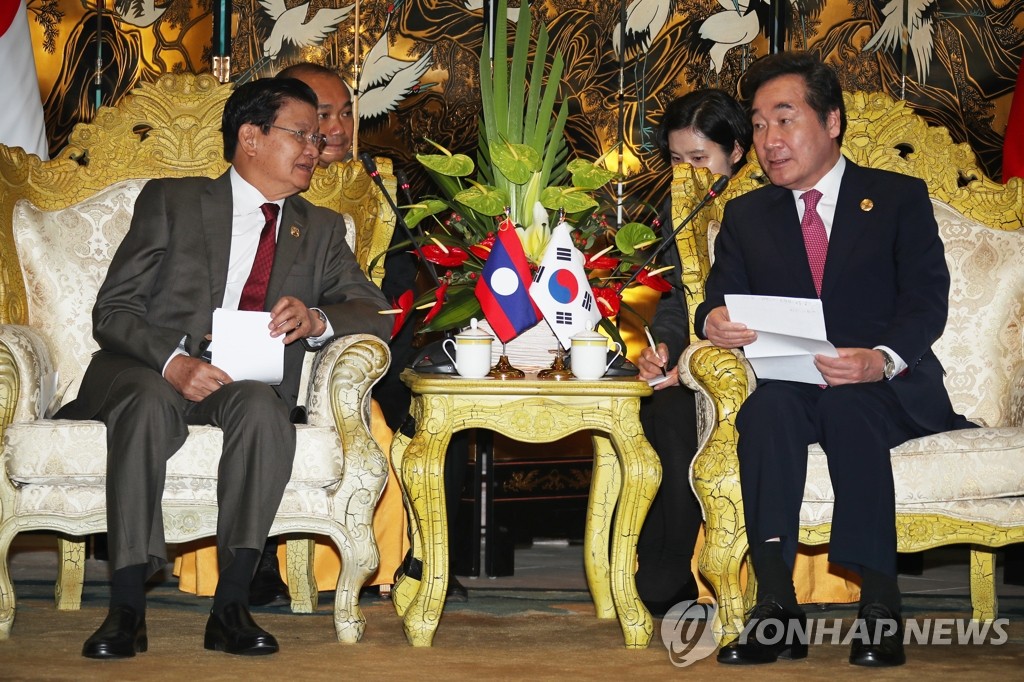 South Korean Prime Minister Lee Nak-yon (R) and his Laotian counterpart Thongloun Sisoulith hold talks on China's tropical island of Hainan on March 28, 2019, on the sidelines of the China-hosted Boao Forum for Asia. (Yonhap)