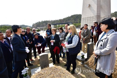 광주에서 이어진 세계기자대회…5·18묘역 참배