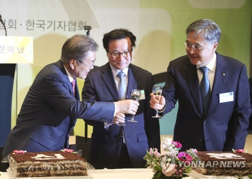 文대통령, 방상훈과 '어색한 건배'…"좋은 신문을 위해 나가자"