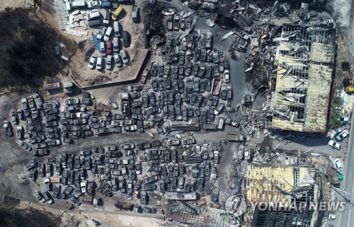 (LEAD) (ROUNDUP) S. Korea struggles to battle worst wildfire on its soil in years