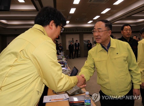 [강원산불] 홍남기 "이재민 주거 위해 임대주택·연수시설 등 총동원"