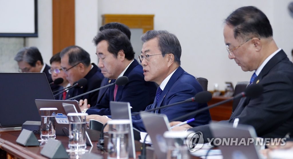 President Moon Jae-in (second from R) speaks in a Cabinet meeting held at his office Cheong Wa Dae in Seoul on April 9, 2019. (Yonhap)