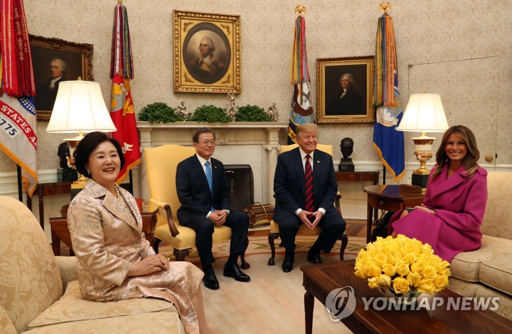 ホワイトハウスで首脳会談に臨む韓米首脳夫妻＝（聯合ニュース）