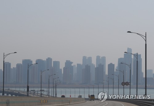 '갑갑한 주말'…구름·안개에 미세먼지도 '나쁨'