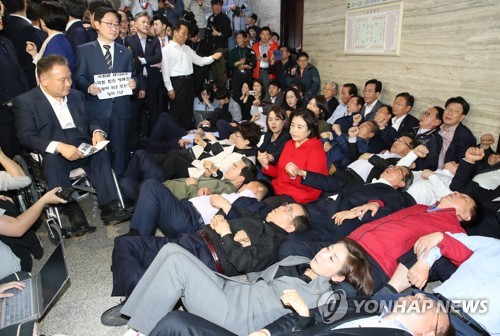 스크럼·질서유지권·고성·말싸움…사개특위, 결국 '빈손 산회'