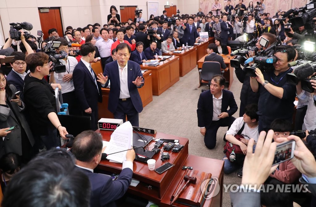 이상민 위원장에게 항의하는 자유한국당 의원들