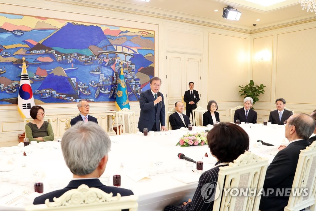 (LEAD) Moon voices concern about political rifts, vows efforts for talks with critics