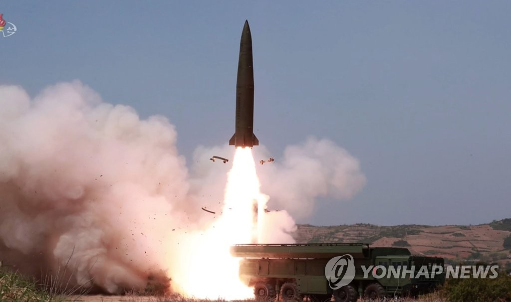 北朝鮮メディアが公開した火力攻撃訓練の様子＝（朝鮮中央テレビ＝聯合ニュース）