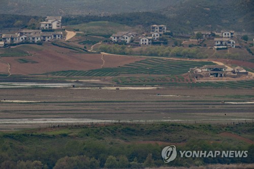 지난해 5월 가뭄으로 메마른 북한의 논