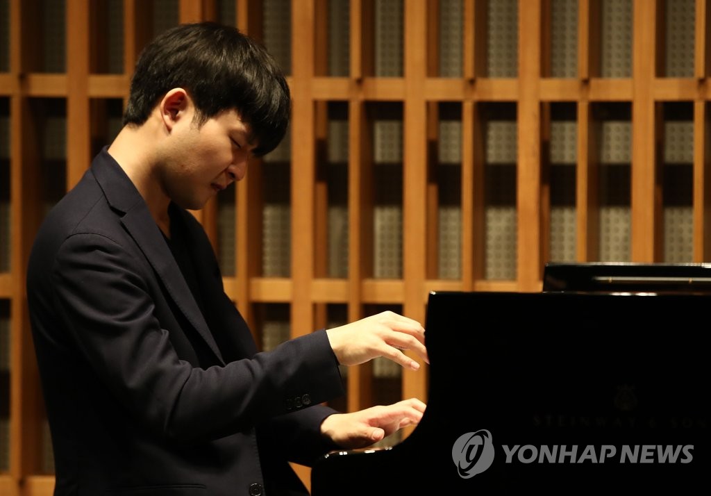Pianist Sunwoo Yekwon plays the piano at a press event held in Seoul on May 13, 2019. (Yonhap)