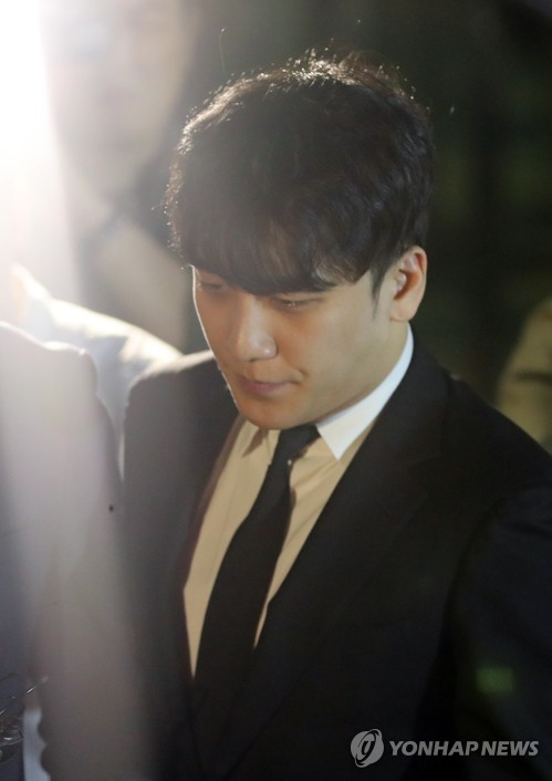 Court denies arrest warrant for Seungri