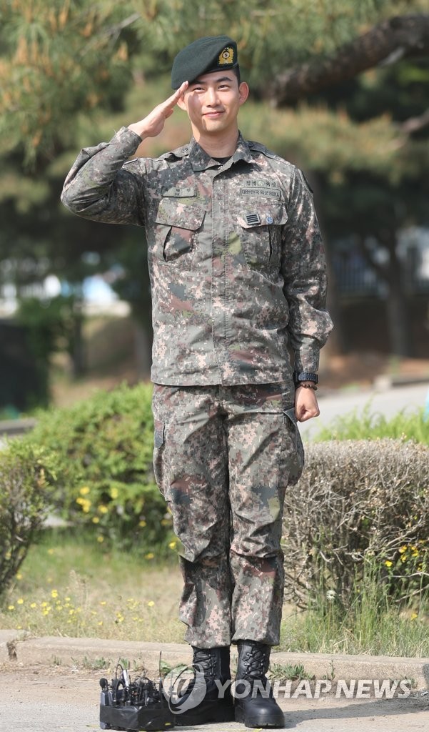 Ok Taecyeon greets fans and journalists on Goyang, Gyeonggi Province, just north of Seoul, after he was discharged from the military on May 16, 2019. (Yonhap)