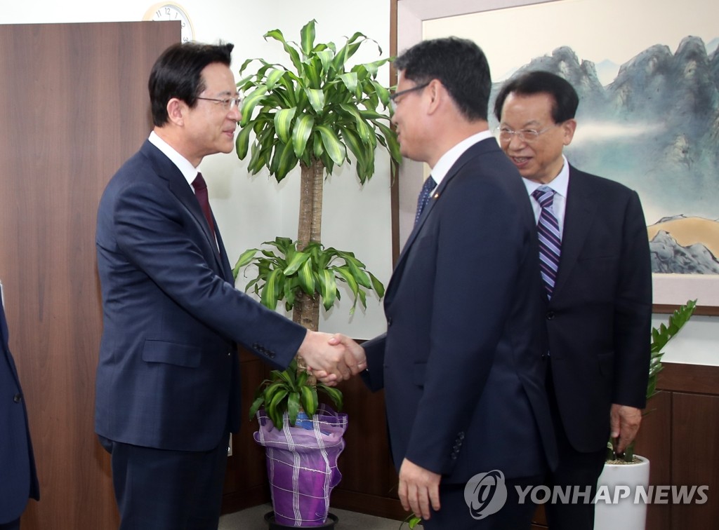 Unification minister meets with Christian pastors over aid to N. Korea