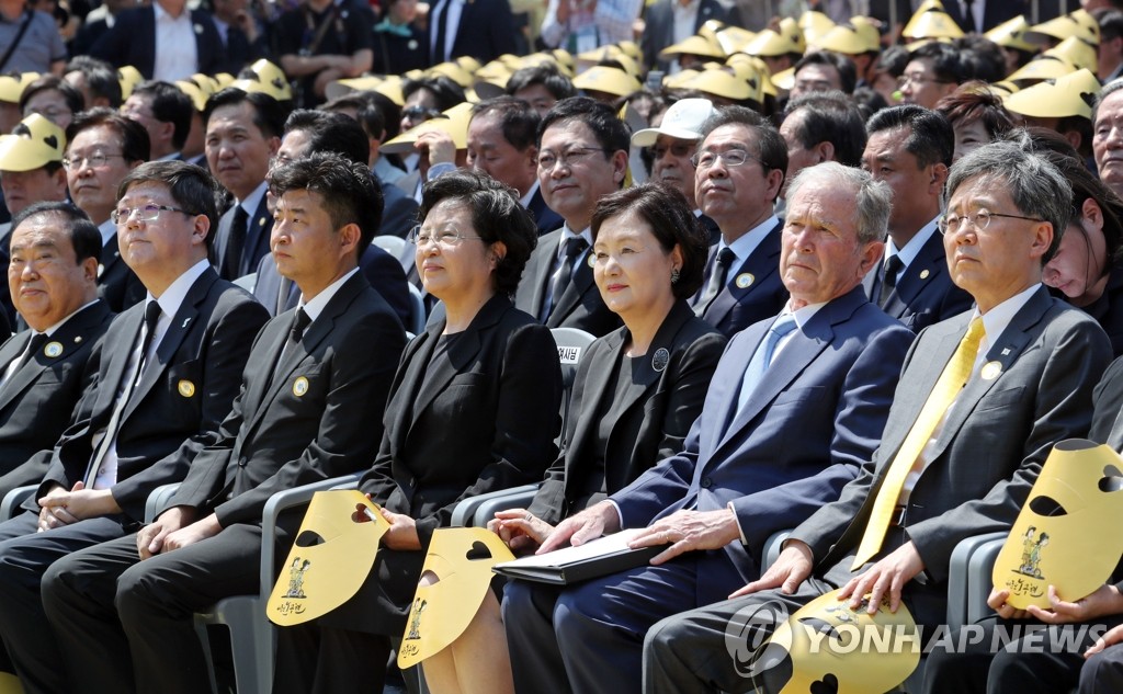 First Lady Kim Jung-sook (3rd from R), former U.S. President George W. Bush (2nd from R) and other key officials attend a memorial service to commemorate late President Roh Moo-hyun on May 23, 2019 at the Bongha Village in Gimhae, some 450 kilometers southeast of Seoul. (Yonhap)