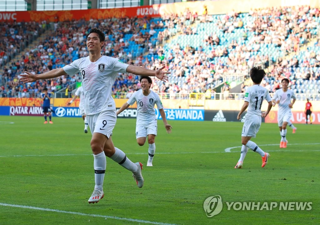 Oh Se-hun of South Korea (L) celebrates his goal against Japan in the round of 16 at the FIFA U-20 World Cup at Lublin Stadium in Lublin, Poland, on June 4, 2019. (Yonhap)