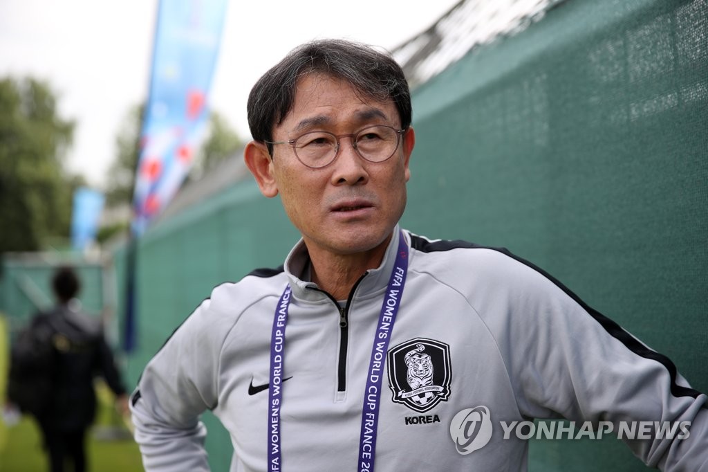 South Korea head coach Yoon Duk-yeo speaks with reporters at Stade Benoit Frachon in Grenoble, France, on June 9, 2019, ahead of his team's second Group A match against Nigeria at the FIFA Women's World Cup. (Yonhap)