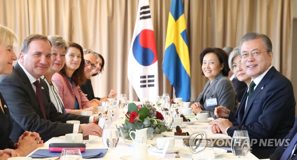 South Korean President Moon Jae-in (R) and Swedish Prime Minister Stefan Lofven (2nd from L) hold talks, joined by their key aides, in Saltsjobaden, a suburb of Stockholm, on June 15, 2019. (Yonhap)