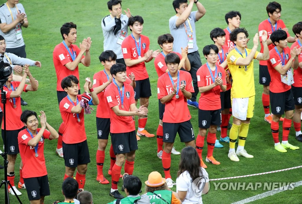 South Korea's U-20 World Cup squad thanks fans for their support after the final match against Ukraine at Lodz Stadium in Lodz on June 15, 2019 (local time). (Yonhap)