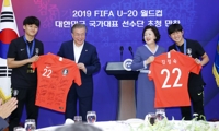 Moon says S. Korea was happy with U-20 World Cup team's achievement