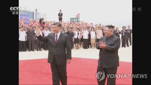 Chinese President Xi waving in Pyongyang