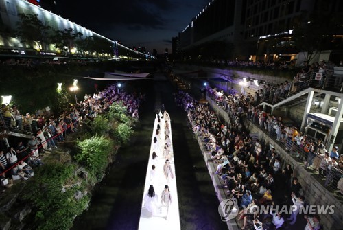 Desfile de moda en el arroyo Cheonggye