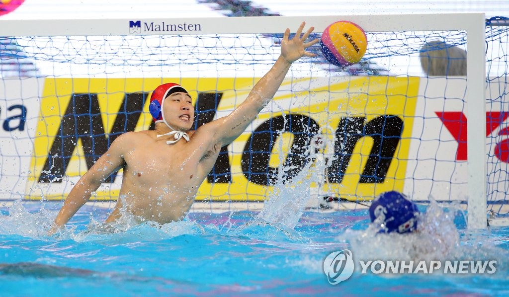 South Korean goalkeeper Jung Byeong-young defends a shot by Serbia in the men's water polo Group A game at the FINA World Championships at Nambu University Water Polo Competition Venue in Gwangju, 330 kilometers south of Seoul, on July 17, 2019. (Yonhap)