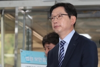 법정향하는 김경수 지사