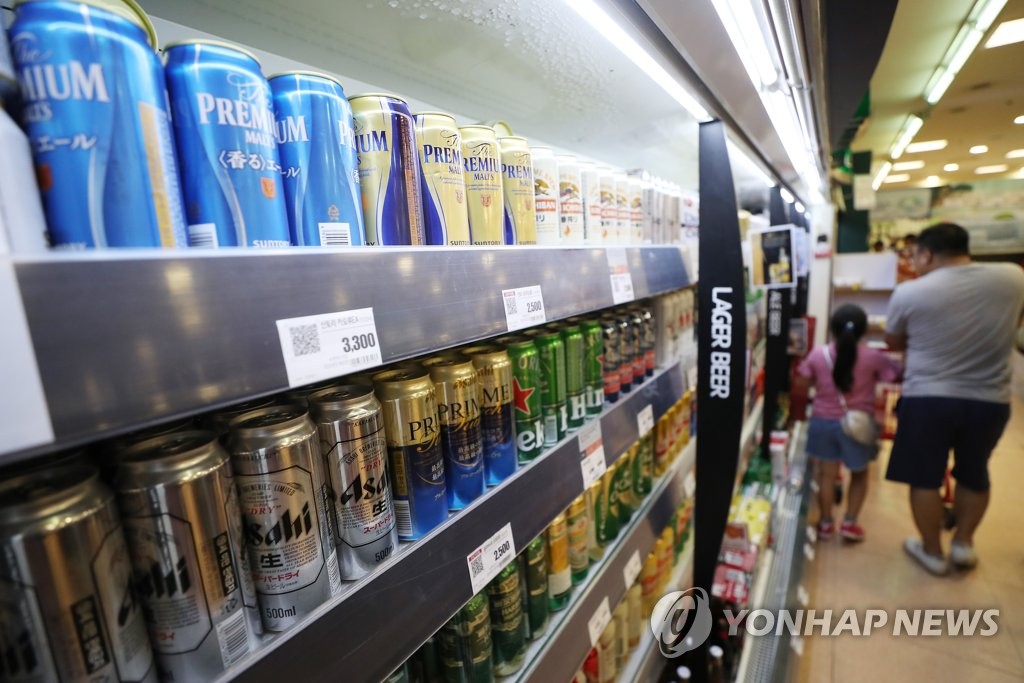日本製品不買運動の影響で韓国での日本ビールの販売量も急減している。ソウル市内の大型スーパーの棚に並ぶ日本ビール（資料写真）＝（聯合ニュース）
