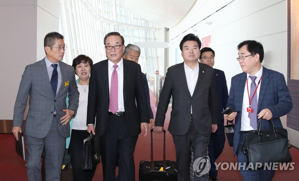 訪日した徐清源氏（前列左から２人目）をはじめとする韓国国会代表団＝（聯合ニュース）