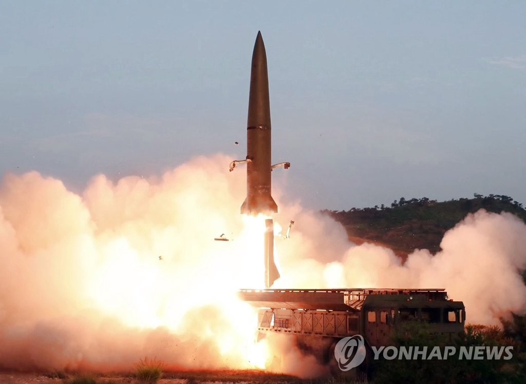 La Corée du Nord a lancé le 2 août 2019 des projectiles de courte portée non identifiés en direction de la mer de l'Est, a rapporté le Comité des chefs d'état-major interarmées (JCS) de la Corée du Sud. Cette capture d'écran de la Télévision centrale nord-coréenne (KCTV) du 26 juillet 2019 montre le tir d'une arme guidée tactique (missile balistique de courte portée selon l'armée sud-coréenne). (Utilisation en Corée du Sud uniquement et redistribution interdite) (Photo d'archives Yonhap)