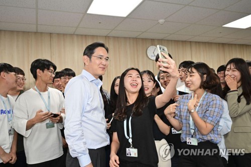 이재용, 교육센터 찾아 '미래사업 챙기기'…"지금 씨앗 심어야"(종합)