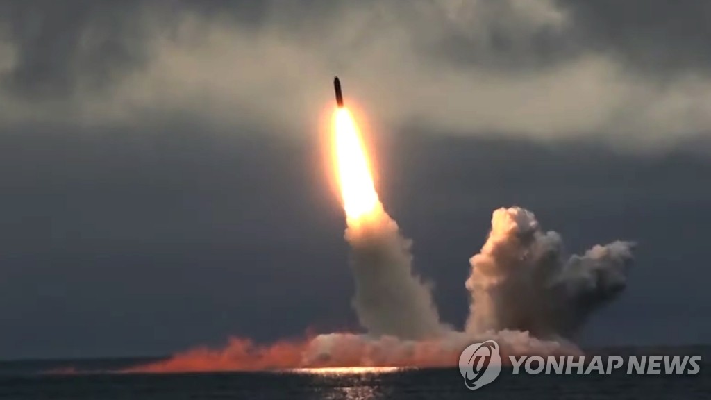 러시아의 대륙간 잠수함발사탄도미사일(SLBM) '불라바'가 2019년 8월 24일(현지시간) 바렌츠해에서 전략잠수함 '유리 돌고루키'로부터 발사되는 모습. [연합뉴스 자료사진]