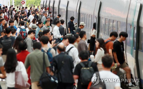 中秋節の帰省ラッシュ始まる ソウル駅やバスターミナルなど混雑 韓国 聯合ニュース