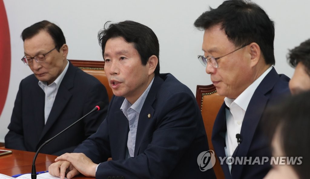 Lee In-young (C), floor leader of the ruling Democratic Party, speaks at a meeting with members of the party's leadership council at the National Assembly in Seoul on Sept. 16, 2019. (Yonhap)