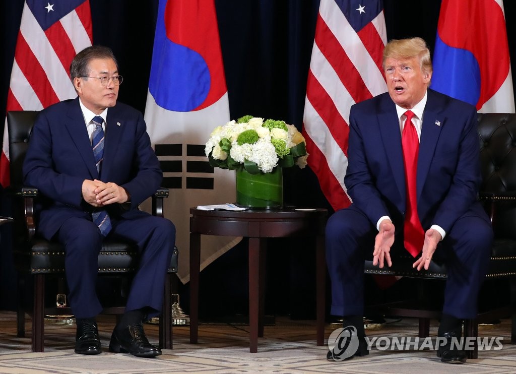 米ニューヨークを訪問中の文在寅（ムン・ジェイン）韓国大統領（左）は２３日午後（日本時間２４日早朝）、同地でトランプ米大統領と首脳会談を行った＝２３日、ニューヨーク（聯合ニュース）