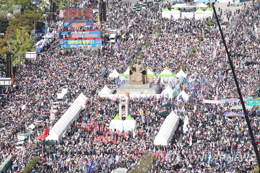 This file photo, dated Oct. 9, 2019, shows a massive street rally in Gwanghwamun in Seoul calling for the resignation of Justice Minister Cho Kuk. (Yonhap)