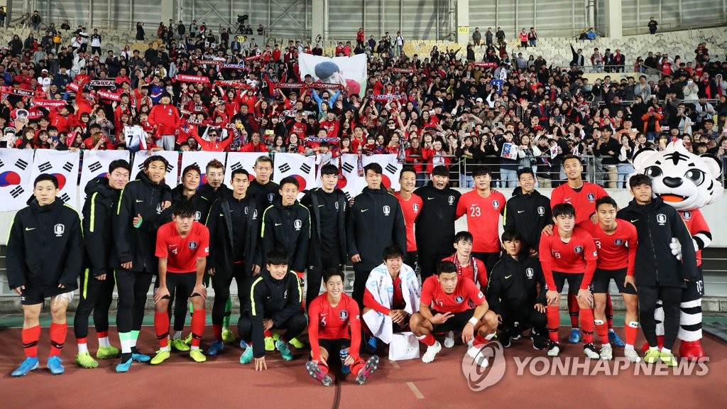 In this file photo from Oct. 10, 2019, South Korean players pose for photos before fans following their 8-0 victory over Sri Lanka in the teams' Group H match in the second round of the Asian qualification for the 2022 FIFA World Cup at Hwaseong Sports Complex Main Stadium in Hwaseong, Gyeonggi Province. (Yonhap)
