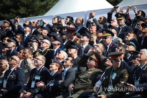 展示飛行を観覧　航空・防衛産業展　