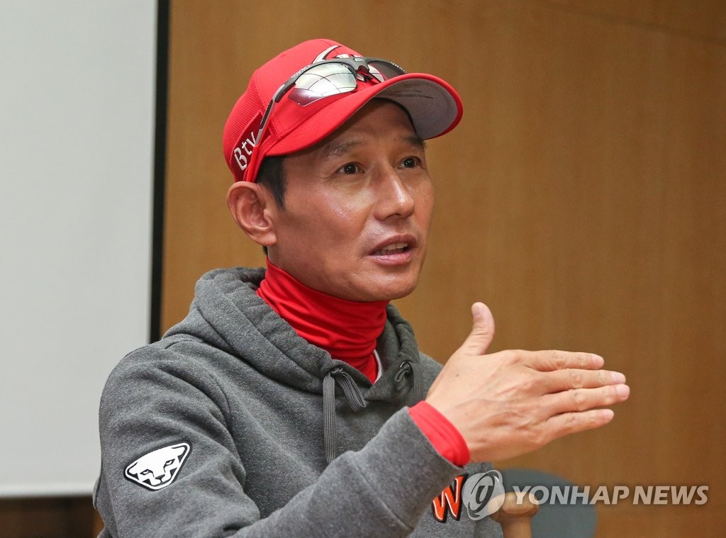 This file photo from Oct. 15, 2019, shows SK Wyverns' manager Youm Kyoung-youb before a Korea Baseball Organization postseason game against the Kiwoom Heroes at SK Happy Dream Park in Incheon, 40 kilometers west of Seoul. (Yonhap)