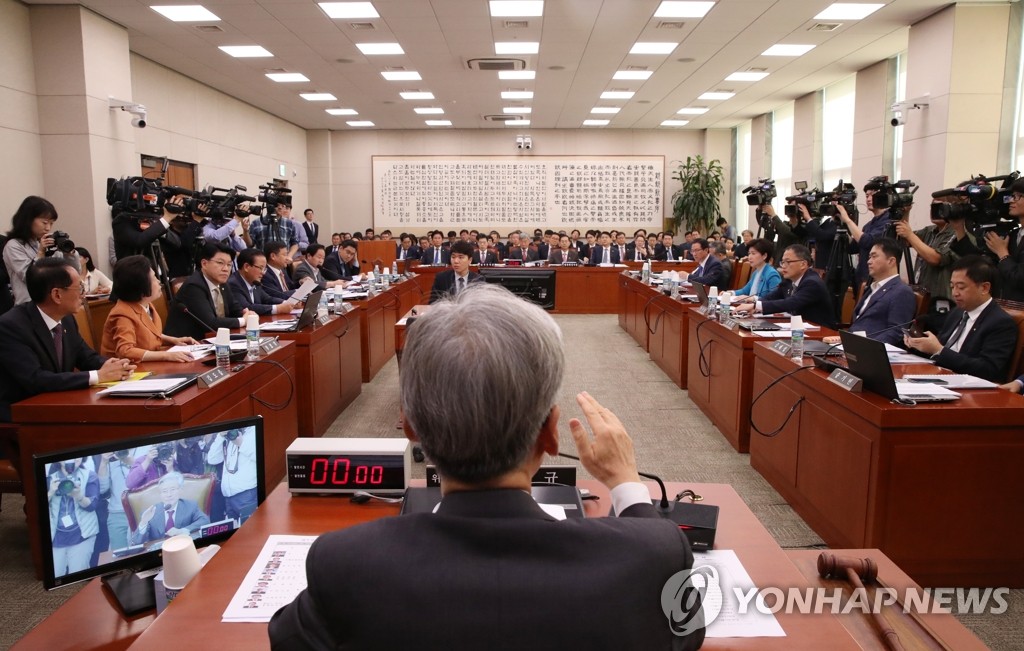 '패스트트랙 충돌' 설전 벌이는 민주당과 한국당