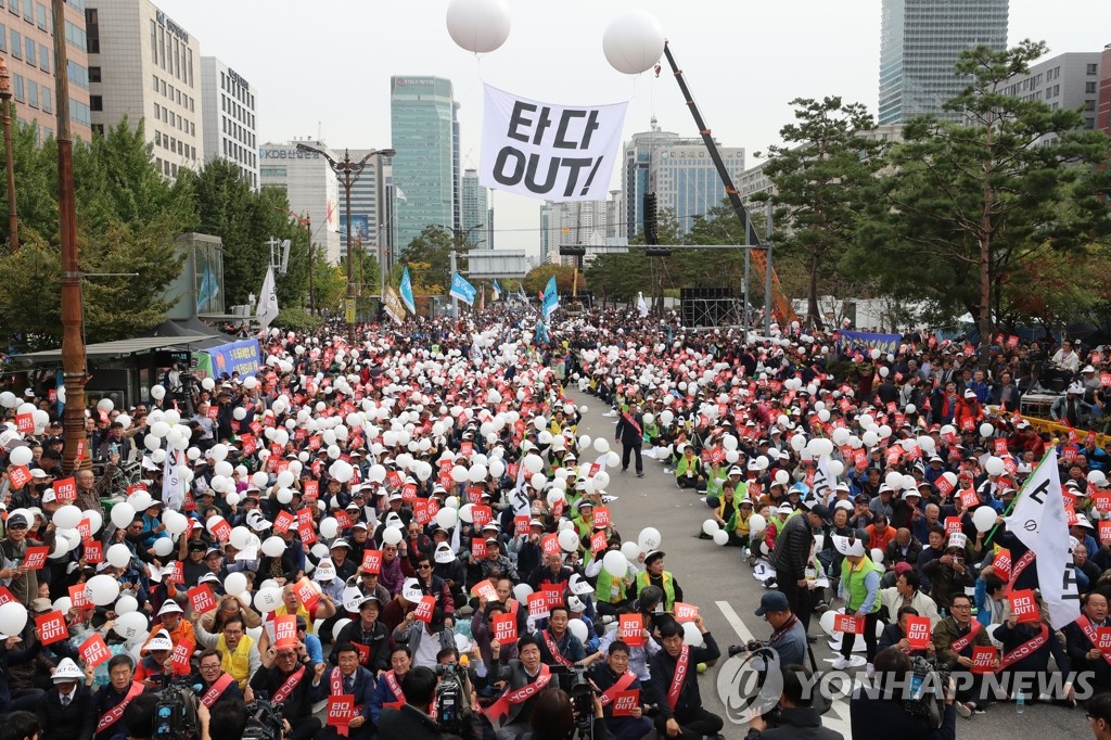 In this photo taken on Oct. 23, 2019, members of a Seoul-based taxi association hold a rally against the Tada service in front of the National Assembly in Yeouido, western Seoul. (Yonhap)