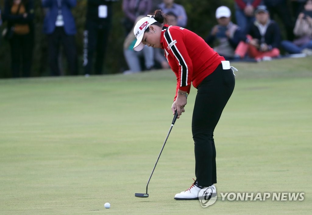 Jang Ha-na of South Korea rolls a birdie putt on the third playoff hole to beat Danielle Kang of the United States to win the BMW Ladies Championship at LPGA International Busan in Busan, 450 kilometers southeast of Seoul, on Oct. 27, 2019. (Yonhap)