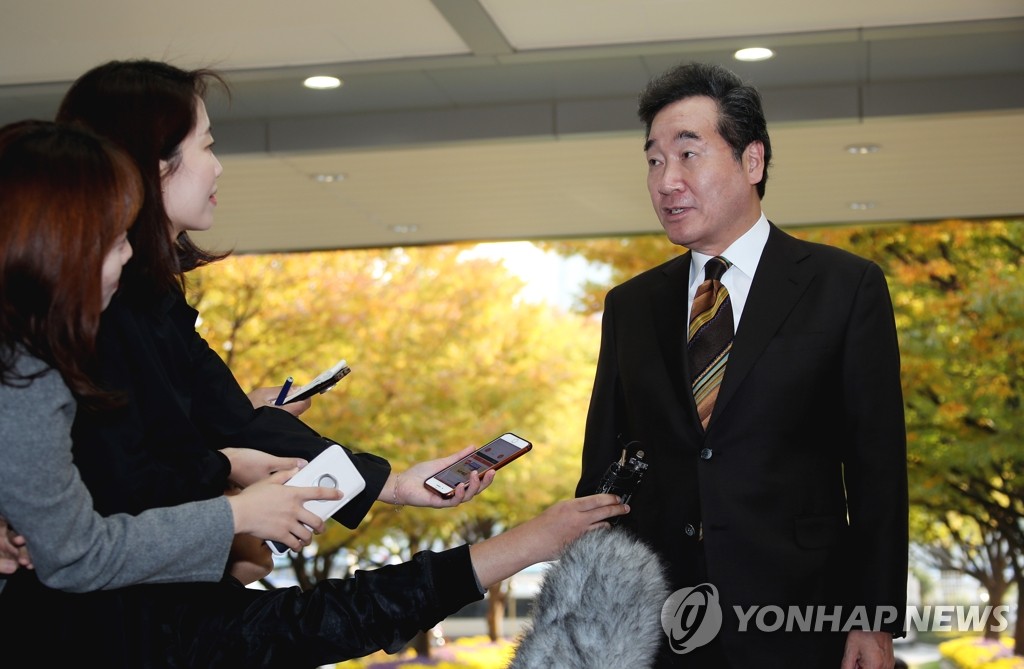 Prime Minister Lee Nak-yon (R) answers questions from reporters at the Central Government Complex in Seoul on Oct. 28, 2019, on becoming the longest-serving prime minister in South Korea since 1987. (Yonhap)