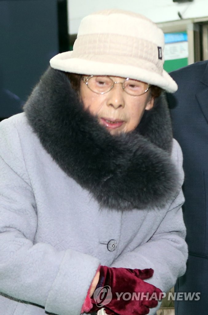 This Dec. 19, 2012, file photo, shows Kang Han-ok, mother of President Moon Jae-in, leaving a polling station in Busan after casting a ballot in the presidential elections. Moon was defeated in the polls. (Yonhap)