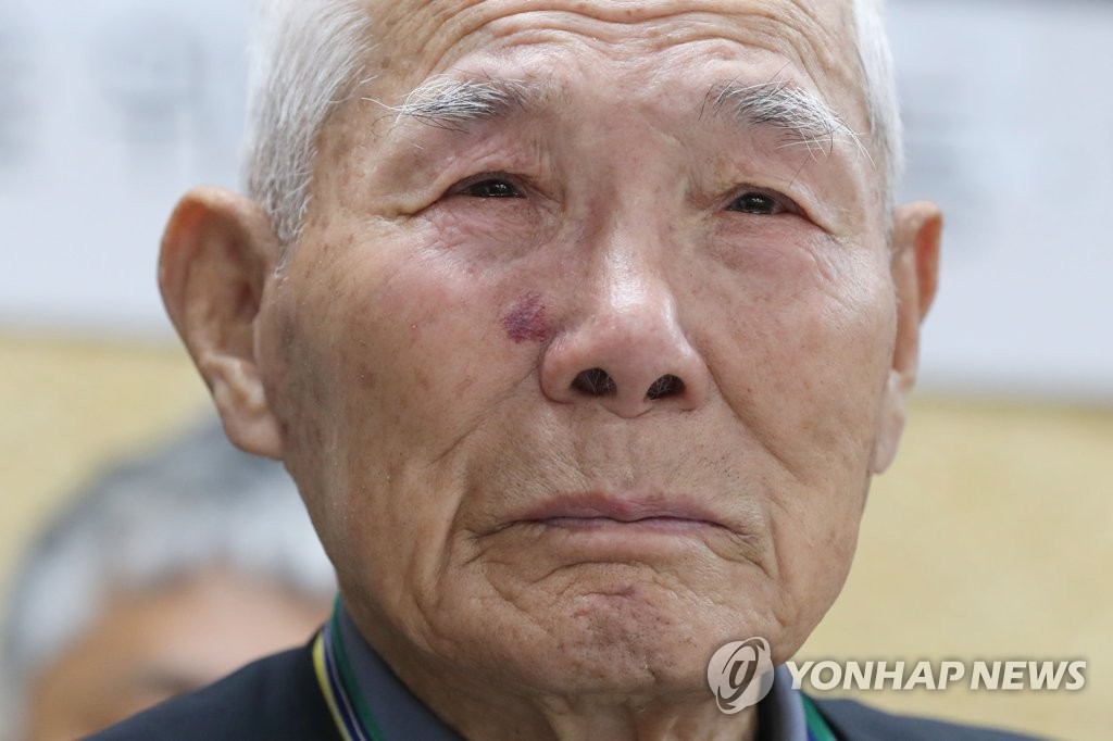 Lee Chun-sik, the only surviving victim of the four plaintiffs for whom the Supreme Court ordered payment of compensation for forced labor, sheds tears during a press conference held by Minbyun, or Lawyers for a Democratic Society, on Oct. 30, 2019. (Yonhap)